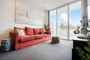 Homely 1-Bed with Private Patio by Shops